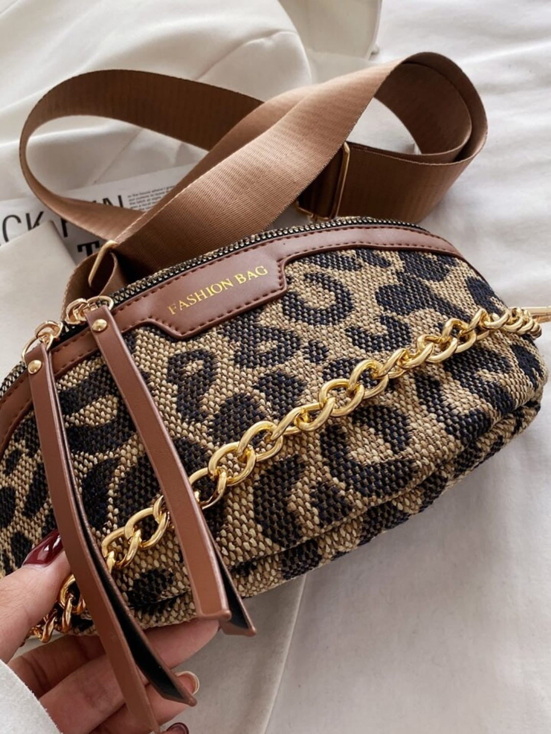 RIÑONERA CON CADENA DE MODA Y ELEGANTE