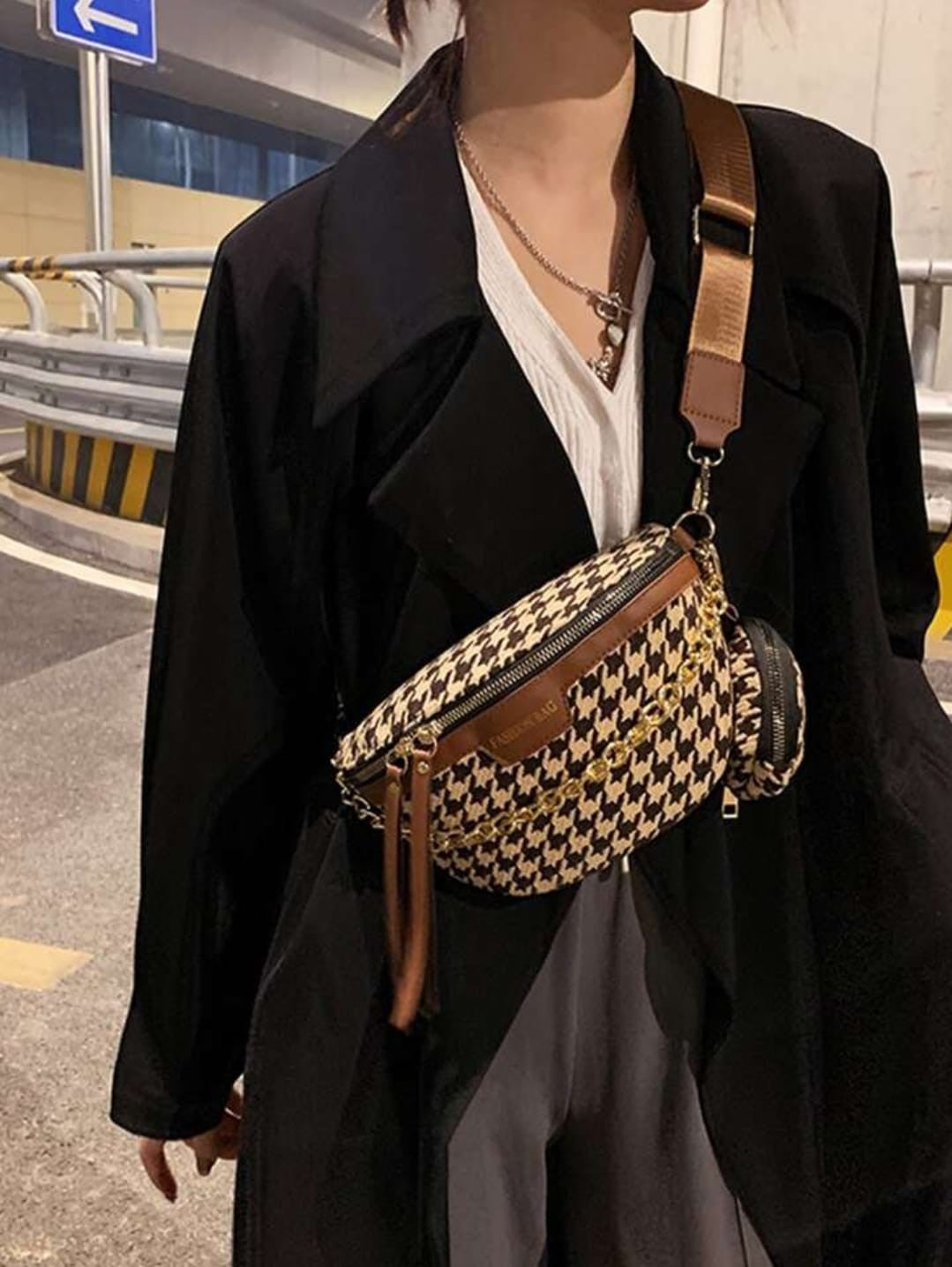 RIÑONERA CON CADENA DE MODA Y ELEGANTE